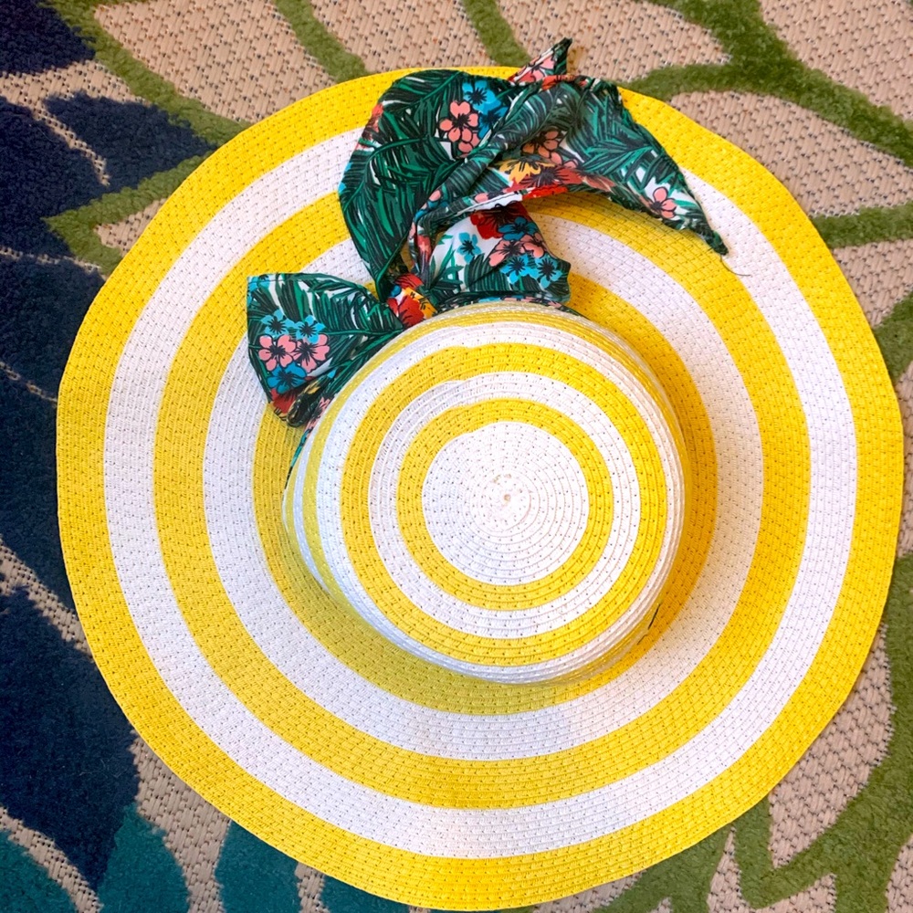 Charming Charlie Sun hat 👒